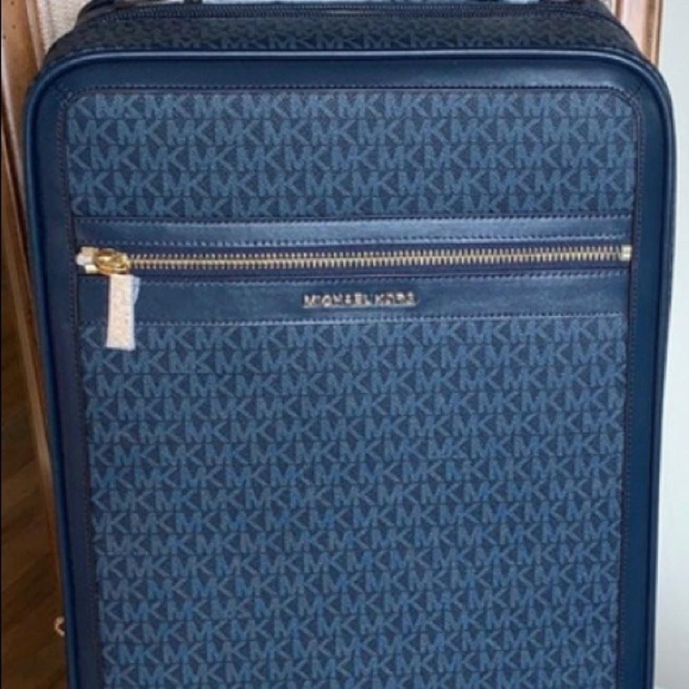 ISO: Similar luggage Admiral Blue: any brand. TY